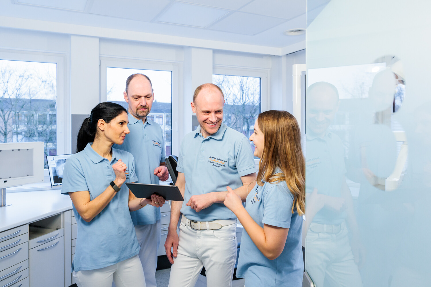 Zahnärzte-Team der Zahnarztpraxis Dr. Kempka & Dr. Hülsmann in Minden im Behandlungszimmer